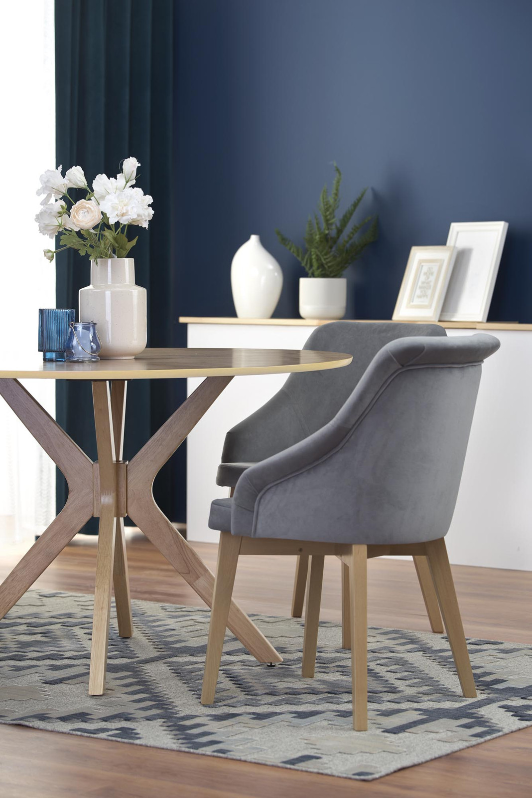 Nik Τραπεζι Καφε