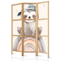 Ιαπωνικο Διαχωριστικο Δωματιου - Happy Sloth - Sloth In Muted Colors - Wearing A Cap - Sitting On A Rainbow Among The Stars 135x172cm
